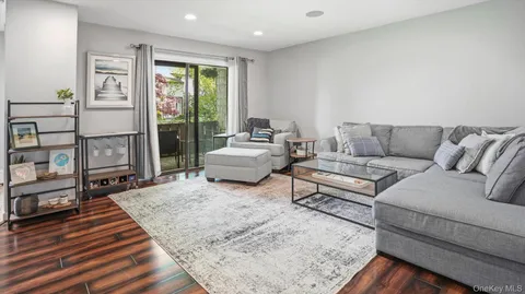 $399,999 | 65 Richmond Boulevard, Unit 1B, Ronkonkoma, NY 11779