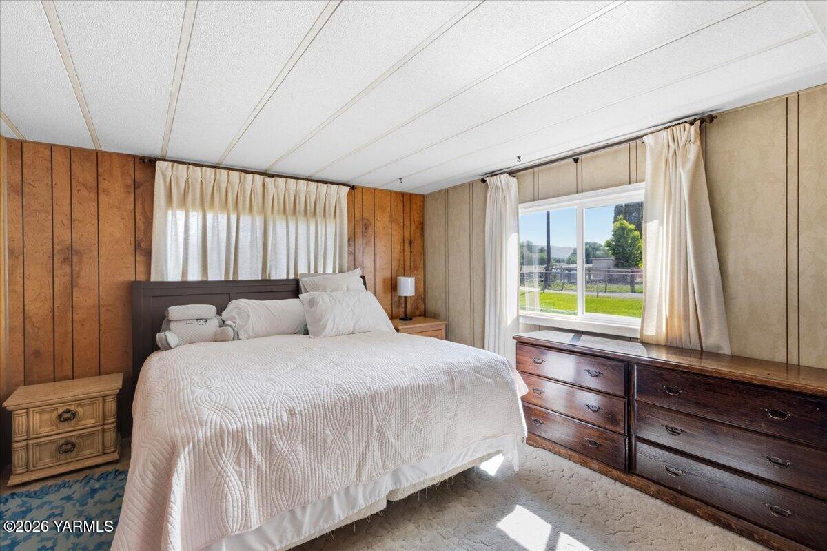 12401 Meadowbrook Road Yakima, WA 98903 - Photo 16 of 20 16 Primary Bedroom