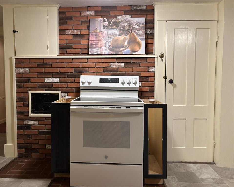 25 Bulkeley Road, Unit CENTER Littleton, MA 01460 - Photo 14 of 40 a stove top oven sitting inside of a kitchen