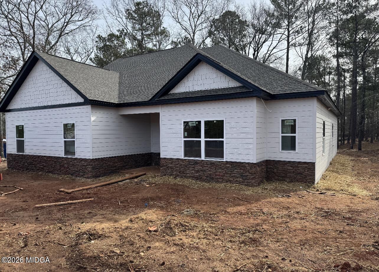 a view of a house with a yard