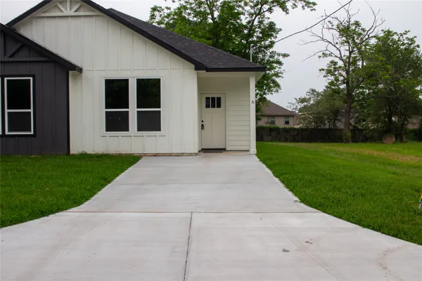 a front view of house with yard