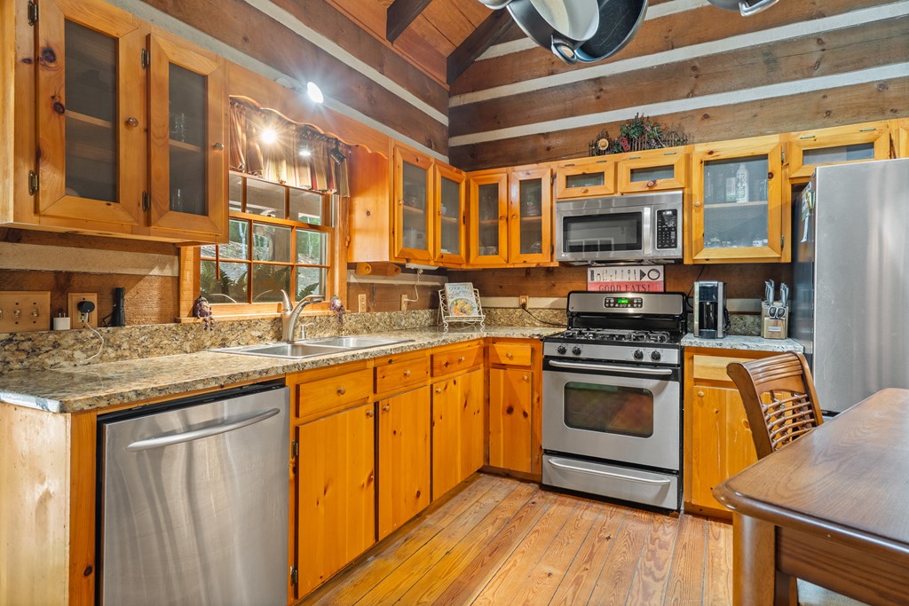 136 Honeysuckle Way Blue Ridge, GA 30513 - Photo 6 of 35