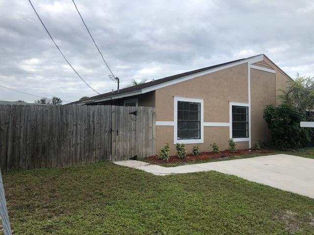 5128 Southeast Primrose Way Stuart, FL 34997 - Photo 2 of 19 Exterior front