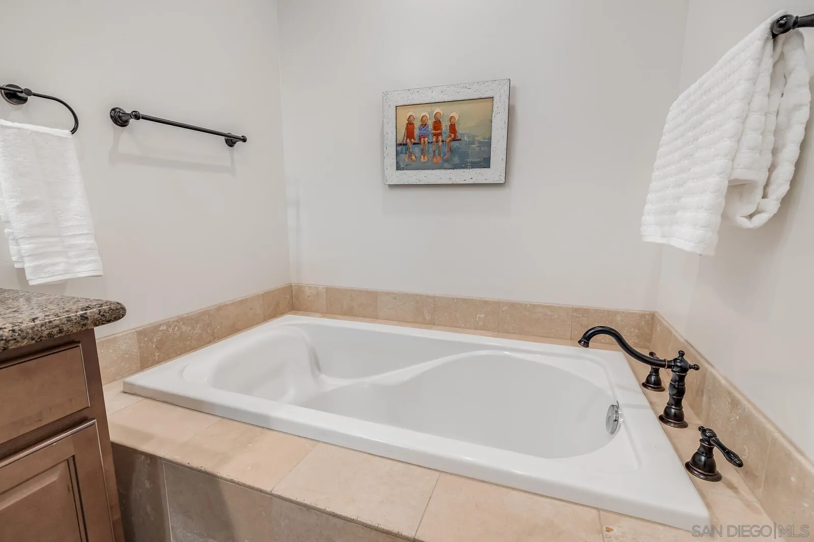 2009 MacKinnon Avenue Cardiff, CA 92007 - Photo 23 of 54 a bathroom with a tub