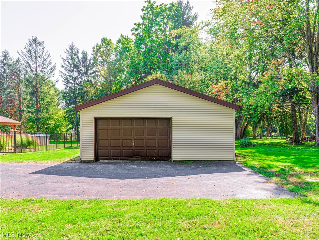 940 North Hametown Road Akron, OH 44333 - Photo 5 of 34 Oversized detached Garage