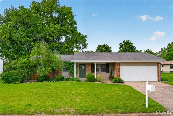 $325,000 | 4 Glenview Drive, St. Charles, MO 63304
