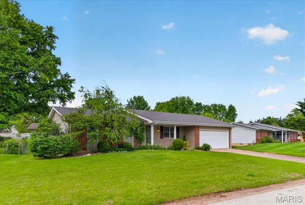 $325,000 | 4 Glenview Drive, St. Charles, MO 63304