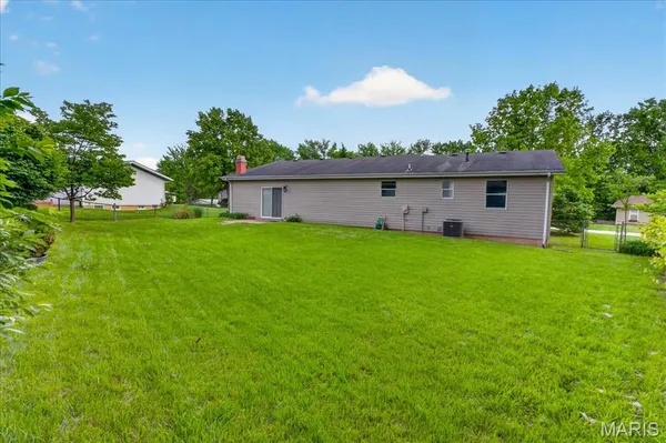 $325,000 | 4 Glenview Drive, St. Charles, MO 63304