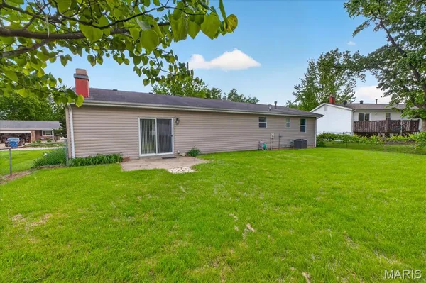 $325,000 | 4 Glenview Drive, St. Charles, MO 63304