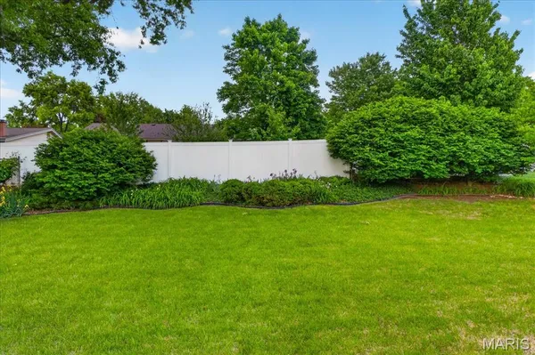 $325,000 | 4 Glenview Drive, St. Charles, MO 63304