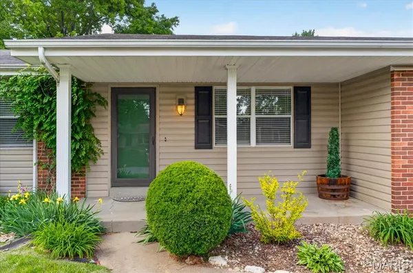 $325,000 | 4 Glenview Drive, St. Charles, MO 63304