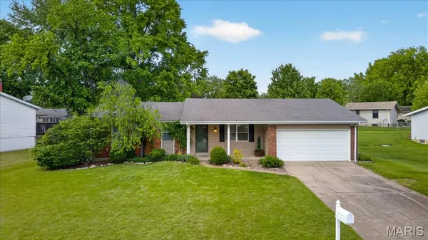 $325,000 | 4 Glenview Drive, St. Charles, MO 63304