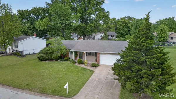 $325,000 | 4 Glenview Drive, St. Charles, MO 63304