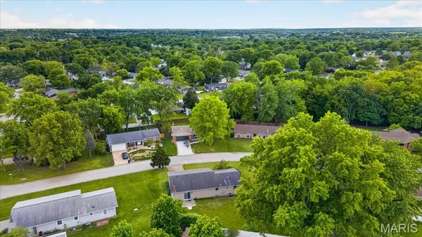 $325,000 | 4 Glenview Drive, St. Charles, MO 63304
