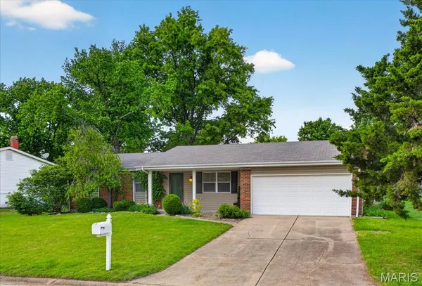 $325,000 | 4 Glenview Drive, St. Charles, MO 63304