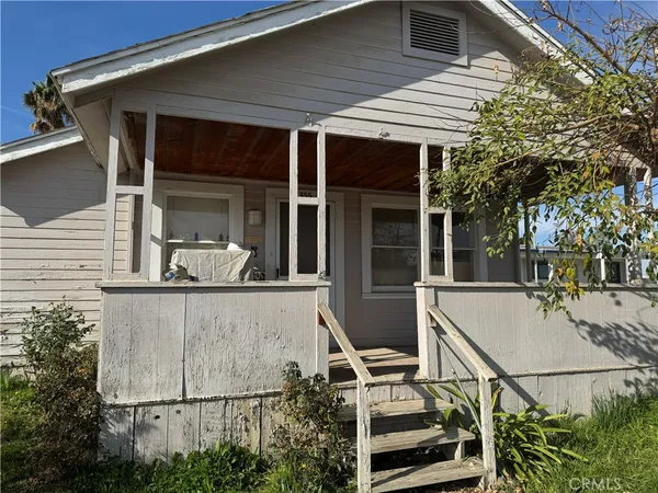 a view of a house with backyard