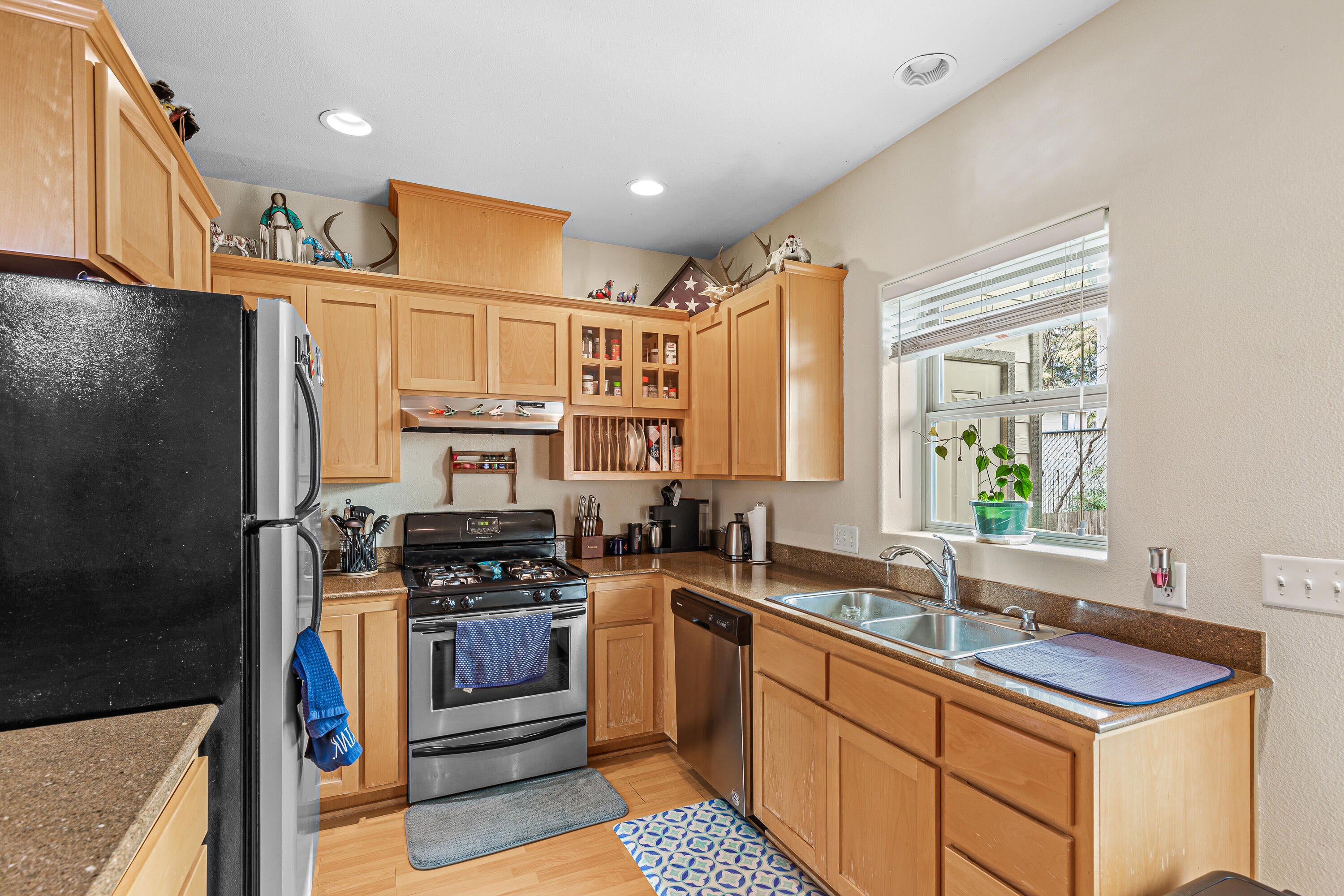 155 Casey Way Central Point, OR 97502 - Photo 8 of 22 8-Kitchen
