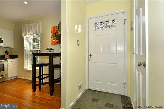 2237 Double Eagle Court Reston, VA 20191 - Photo 5 of 30 Foyer