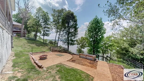 a view of a backyard