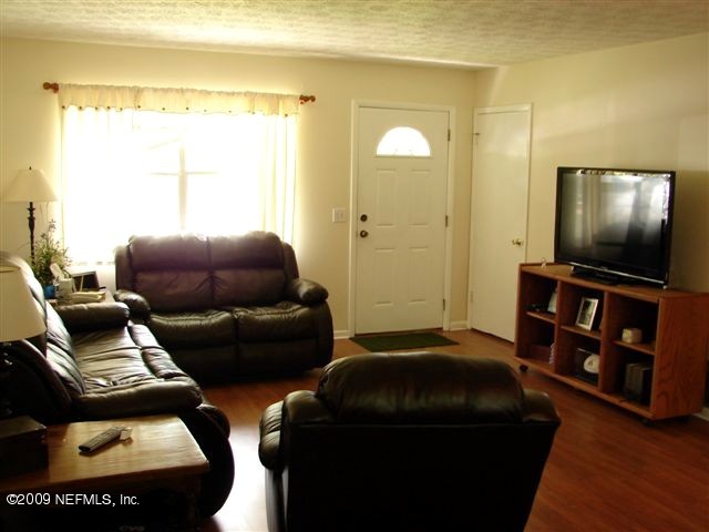 6309 Adams Road Macclenny, FL 32063 - Photo 6 of 14 living room
