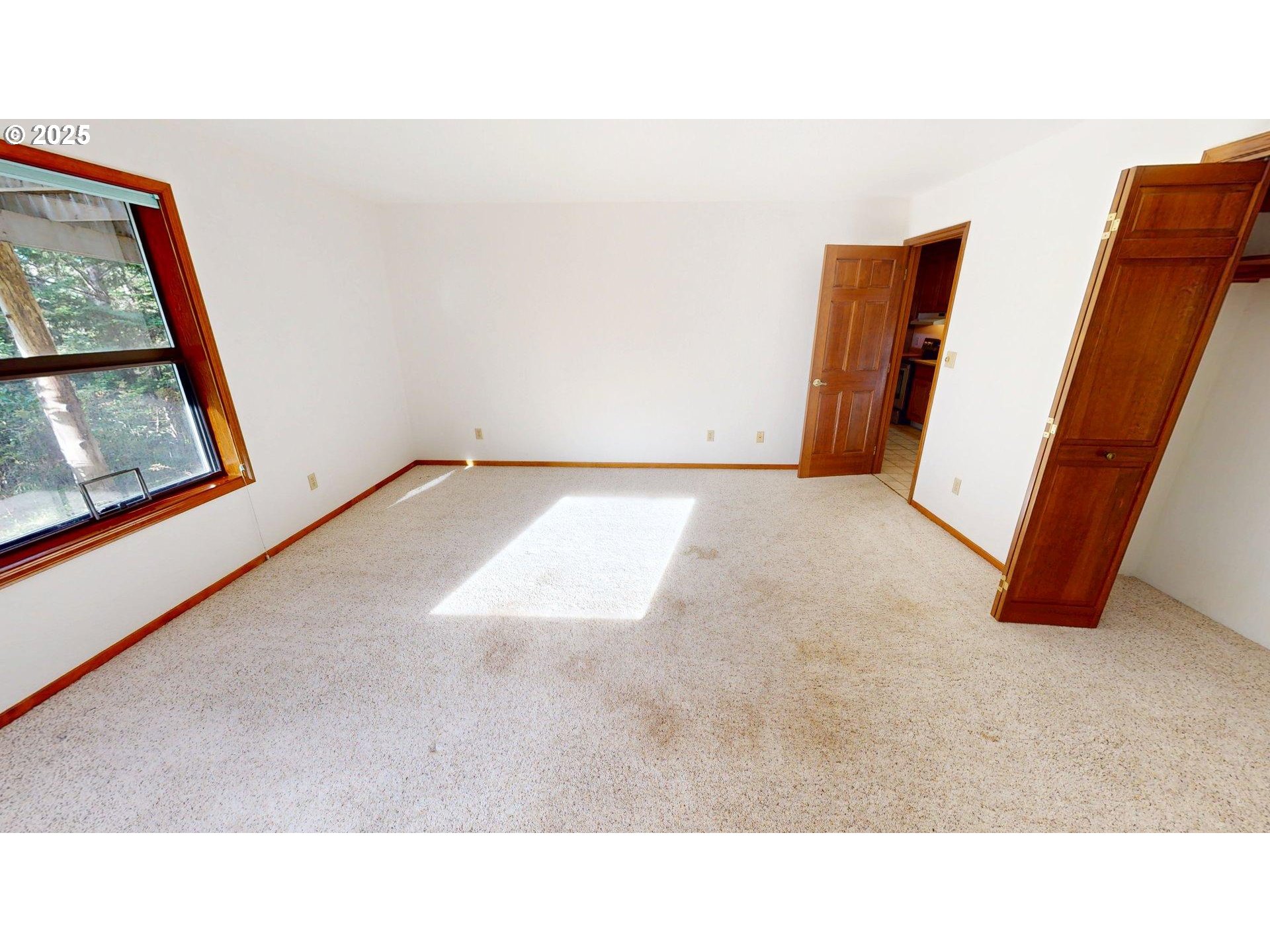 95107 Welsh Drive Gold Beach, OR 97444 - Photo 24 of 48 a open living room with furniture