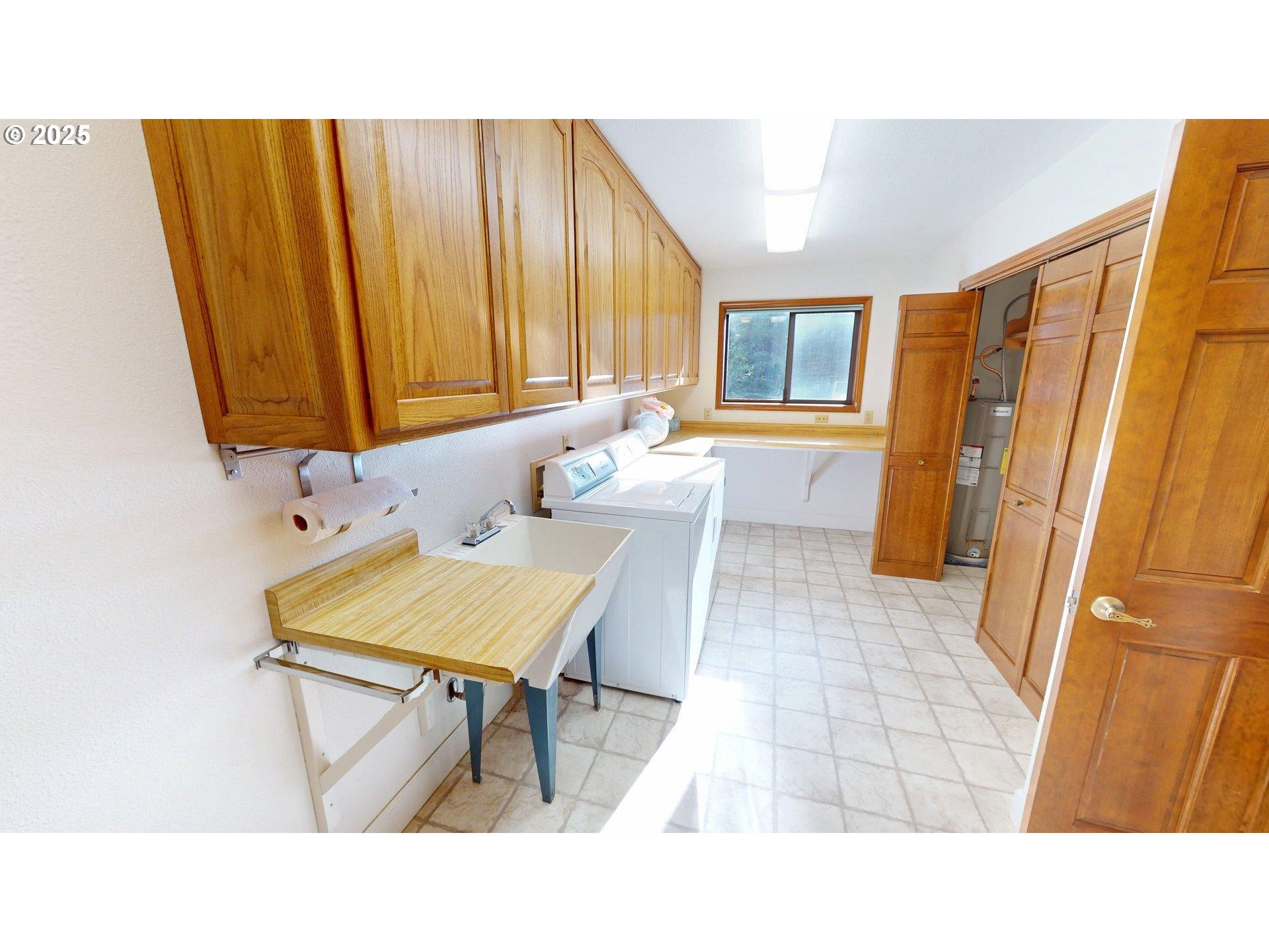 95107 Welsh Drive Gold Beach, OR 97444 - Photo 25 of 48 a bathroom with a sink toilet and a mirror