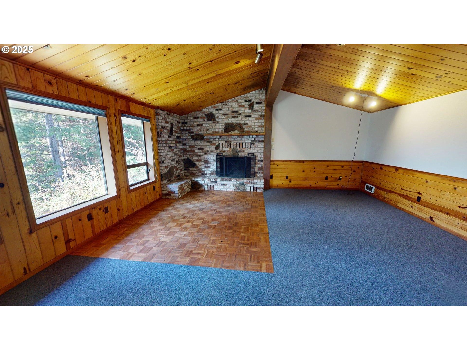 95107 Welsh Drive Gold Beach, OR 97444 - Photo 34 of 48 a black and white photo of a living room