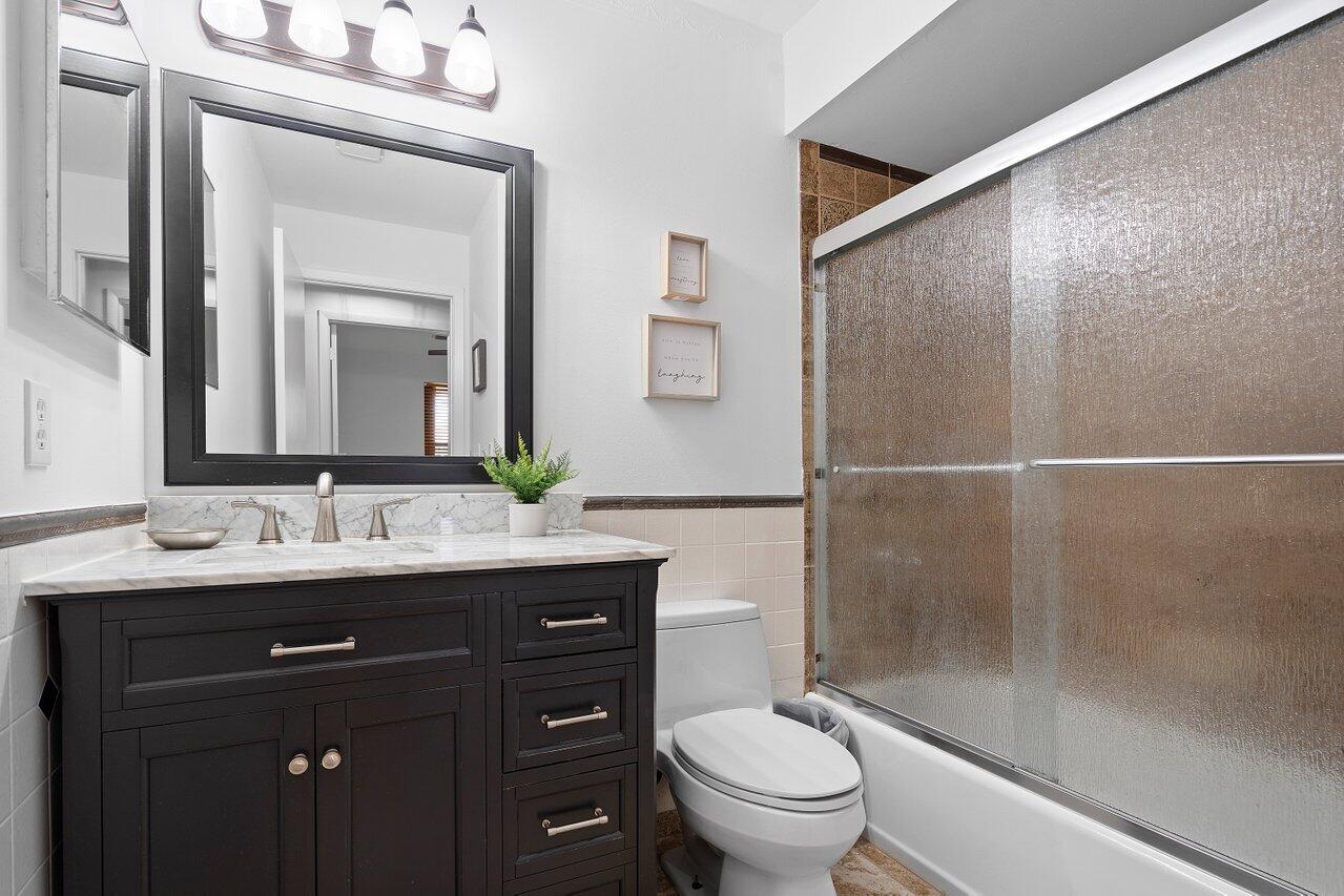 1369 Riverside Circle Wellington, FL 33414 - Photo 23 of 47 Bathroom 2