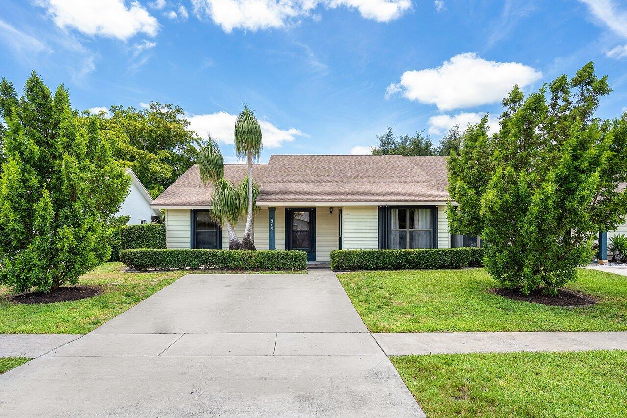 1369 Riverside Circle Wellington, FL 33414 - Photo 9 of 47 Front view