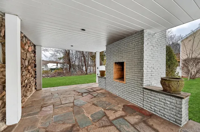 a view of a yard in front of a house