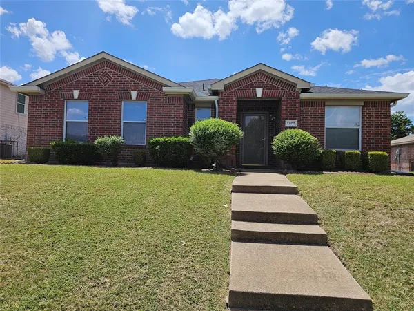 $2,300 | 1205 Beeblossom Drive, DeSoto, TX 75115