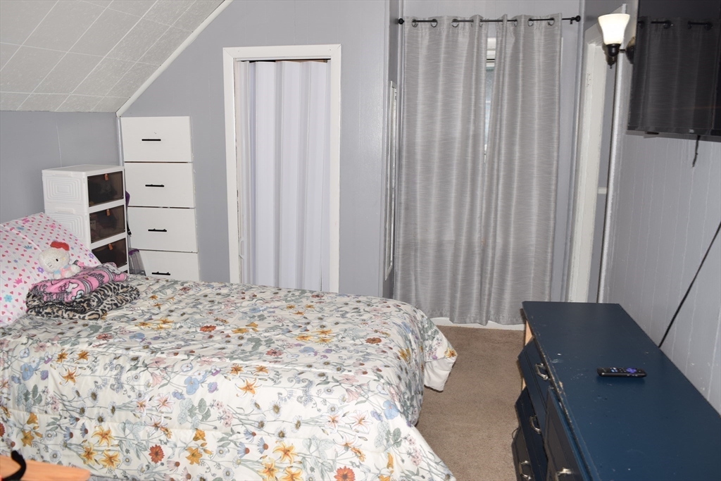 5 Vernon Street Holyoke, MA 01040 - Photo 24 of 33