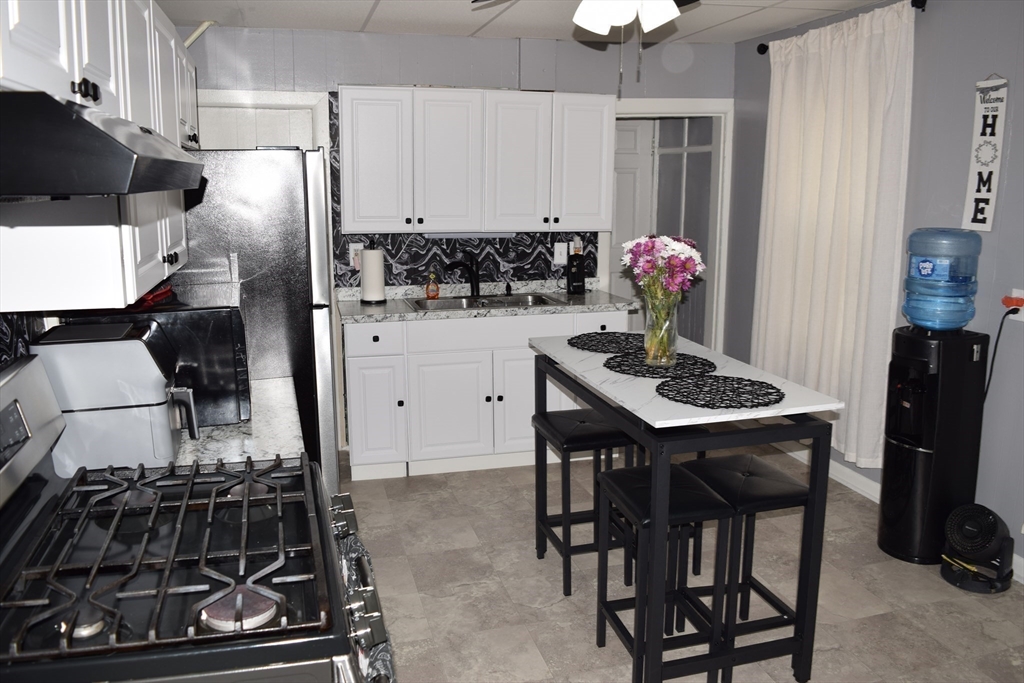 5 Vernon Street Holyoke, MA 01040 - Photo 9 of 33