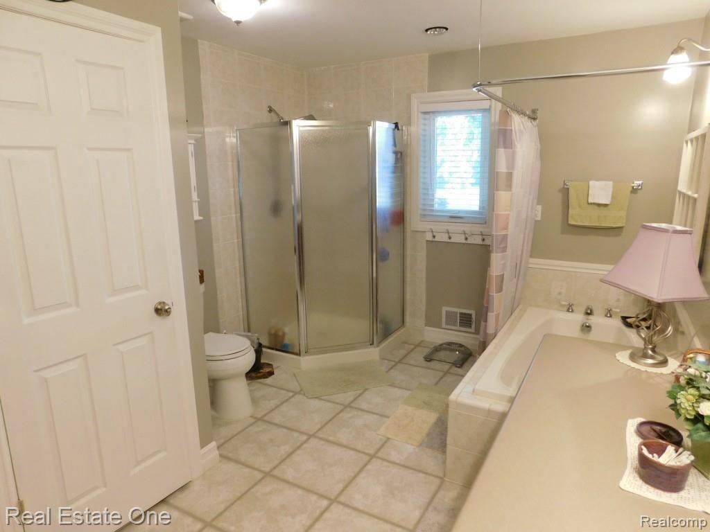 11372 Buno Road Brighton, MI 48114 - Photo 13 of 48 master bath