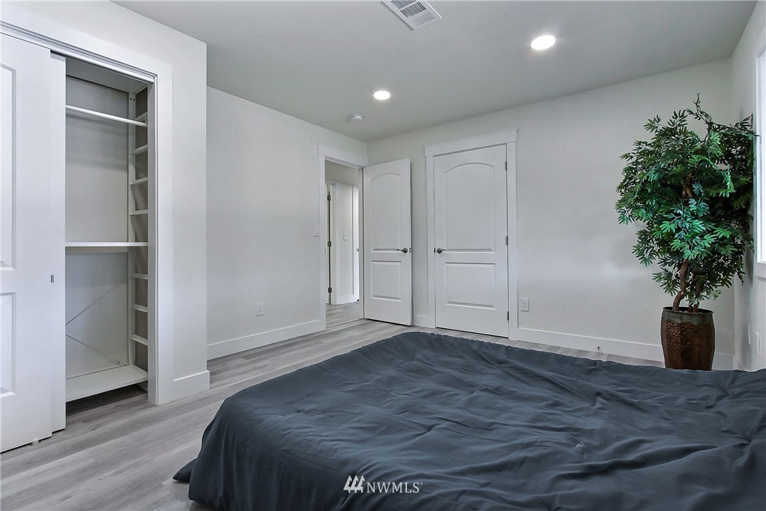 8925 Lake Steilacoom Point Road Southwest Lakewood, WA 98498 - Photo 28 of 31 a bedroom with a bed and a potted plant