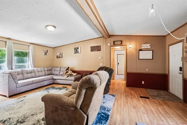 $160,000 | 415 1st Street, LeRoy, KS 66857