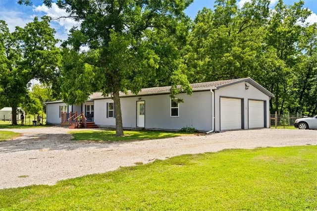 $160,000 | 415 1st Street, LeRoy, KS 66857