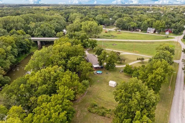 $160,000 | 415 1st Street, LeRoy, KS 66857