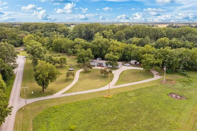 $160,000 | 415 1st Street, LeRoy, KS 66857