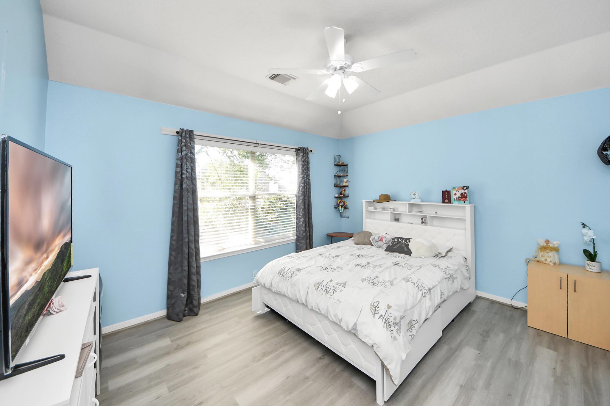 13635 Treebank Lane Houston, TX 77070 - Photo 21 of 37 a bedroom with a bed and a flat tv screen on dresser