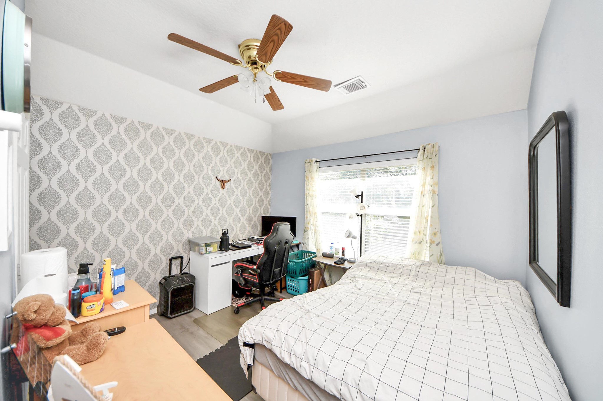 13635 Treebank Lane Houston, TX 77070 - Photo 25 of 37 a very nice looking room with a large window