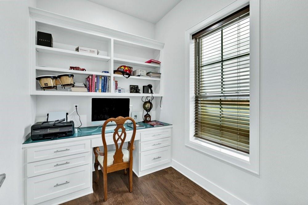 580 County Road 3422 Wills Point, TX 75169 - Photo 21 of 38 a bedroom with a bed and a window