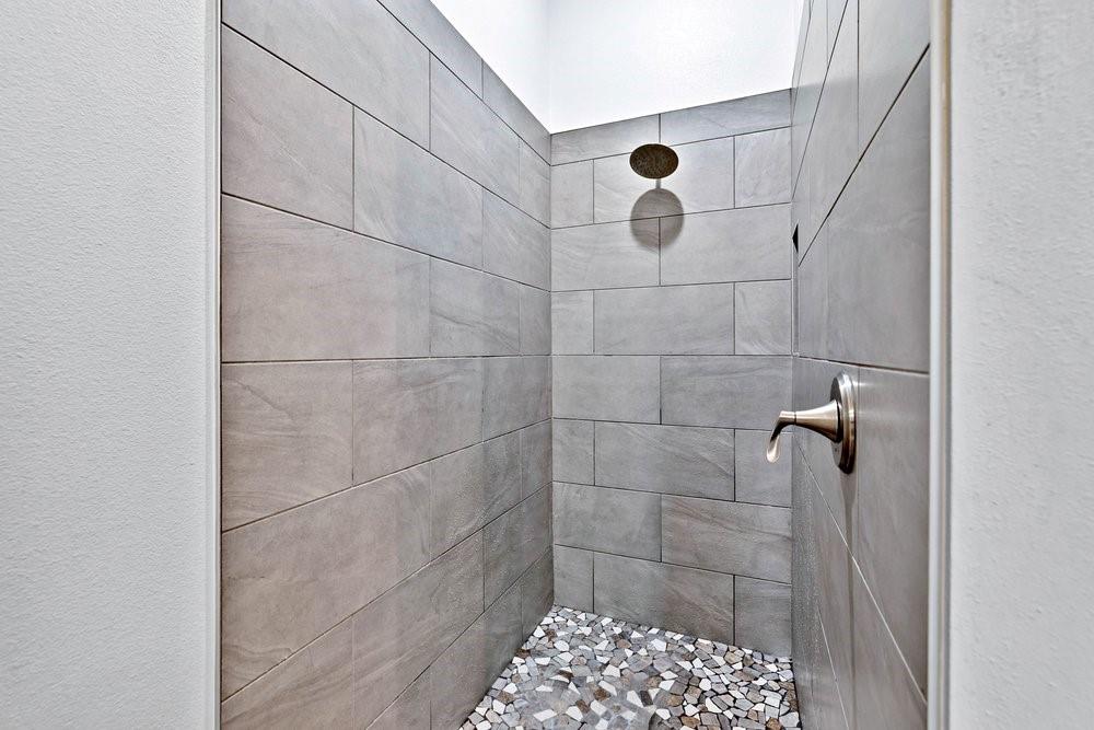 580 County Road 3422 Wills Point, TX 75169 - Photo 29 of 38 a bathroom with a shower
