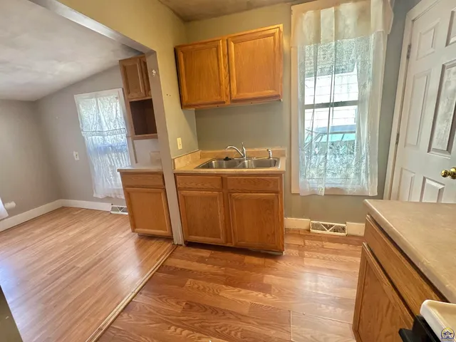 $67,500 | 1220 Southwest Harvey Place, Topeka, KS 66606