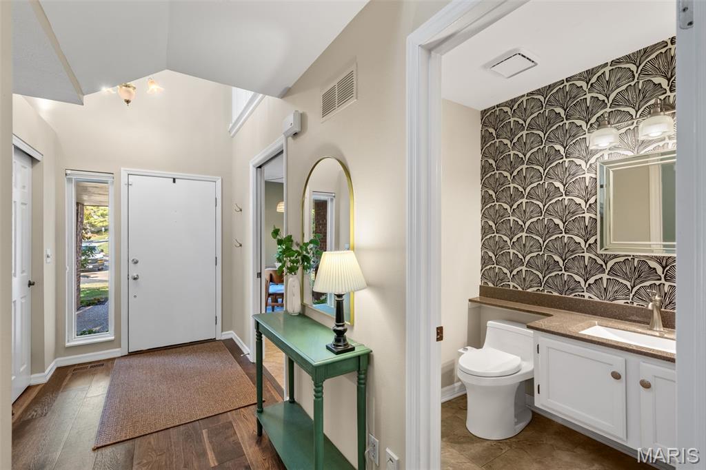 35 Ridgeview Cir Court Ballwin, MO 63021 - Photo 6 of 48