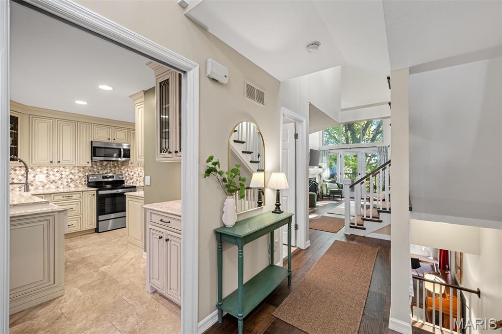 35 Ridgeview Cir Court Ballwin, MO 63021 - Photo 9 of 48