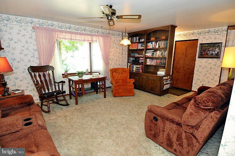 244 Brenneman Road Lancaster, PA 17603 - Photo 4 of 19 Gallery Image 4