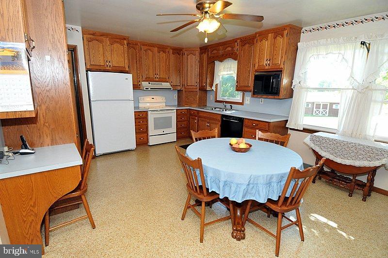244 Brenneman Road Lancaster, PA 17603 - Photo 5 of 19 Gallery Image 5