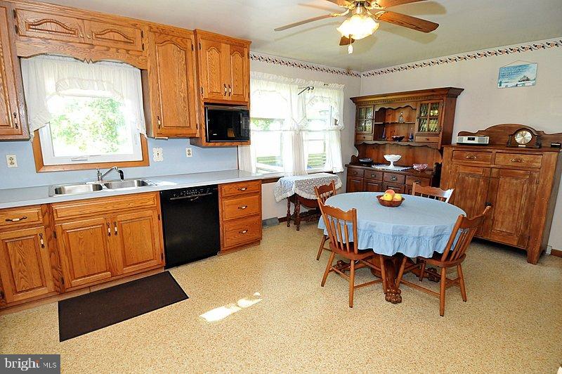 244 Brenneman Road Lancaster, PA 17603 - Photo 6 of 19 Gallery Image 6