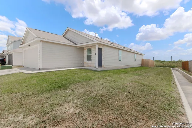 a view of a house with a yard
